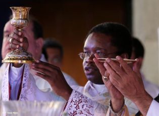 Miles de feligreses festejan el año nuevo con solemne procesión del Santísimo y eucaristía