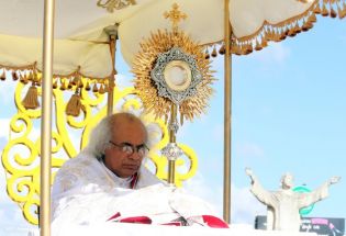 Miles de feligreses festejan el año nuevo con solemne procesión del Santísimo y eucaristía