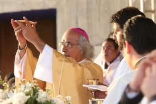 Miles de feligreses festejan el año nuevo con solemne procesión del Santísimo y eucaristía