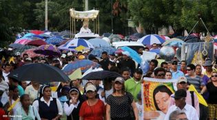 Miles de feligreses festejan el año nuevo con solemne procesión del Santísimo y eucaristía