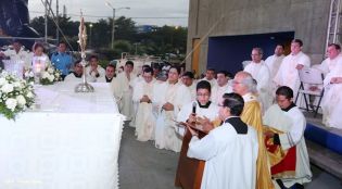 Miles de feligreses festejan el año nuevo con solemne procesión del Santísimo y eucaristía