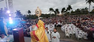 Miles de feligreses festejan el año nuevo con solemne procesión del Santísimo y eucaristía