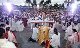 Miles de feligreses festejan el año nuevo con solemne procesión del Santísimo y eucaristía