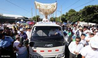 Miles de feligreses festejan el año nuevo con solemne procesión del Santísimo y eucaristía