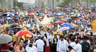 Miles de feligreses festejan el año nuevo con solemne procesión del Santísimo y eucaristía