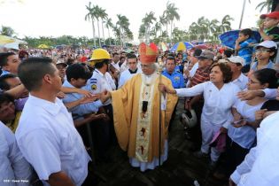 Miles de feligreses festejan el año nuevo con solemne procesión del Santísimo y eucaristía