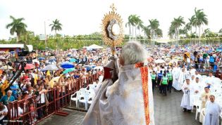 Miles de feligreses festejan el año nuevo con solemne procesión del Santísimo y eucaristía