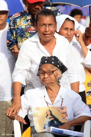 Miles de feligreses festejan el año nuevo con solemne procesión del Santísimo y eucaristía