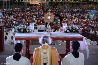 Miles de feligreses festejan el año nuevo con solemne procesión del Santísimo y eucaristía