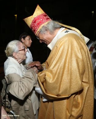 Miles de feligreses festejan el año nuevo con solemne procesión del Santísimo y eucaristía
