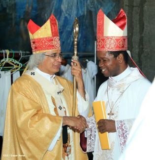 Miles de feligreses festejan el año nuevo con solemne procesión del Santísimo y eucaristía