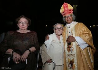 Miles de feligreses festejan el año nuevo con solemne procesión del Santísimo y eucaristía