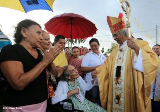 Miles de feligreses festejan el año nuevo con solemne procesión del Santísimo y eucaristía
