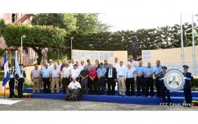 Medallas a Hombres y Mujeres de la Policía cuya disposición quedó demostrada en sus Años de Servicio al Pueblo