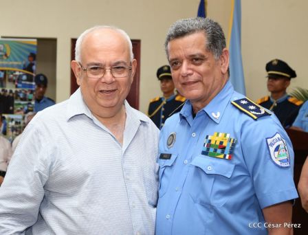 Medallas a Hombres y Mujeres de la Policía cuya disposición quedó demostrada en sus Años de Servicio al Pueblo