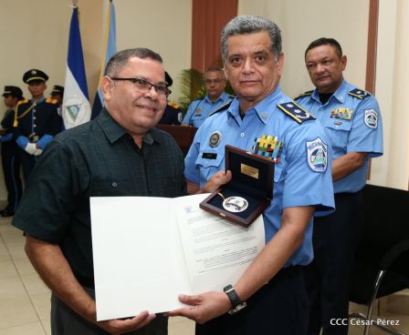 Medallas a Hombres y Mujeres de la Policía cuya disposición quedó demostrada en sus Años de Servicio al Pueblo