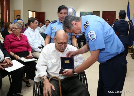 Medallas a Hombres y Mujeres de la Policía cuya disposición quedó demostrada en sus Años de Servicio al Pueblo