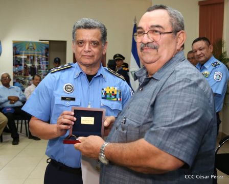 Medallas a Hombres y Mujeres de la Policía cuya disposición quedó demostrada en sus Años de Servicio al Pueblo