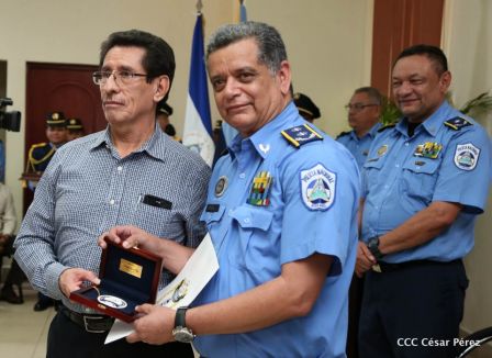 Medallas a Hombres y Mujeres de la Policía cuya disposición quedó demostrada en sus Años de Servicio al Pueblo