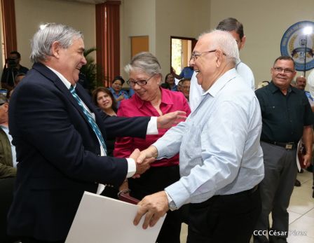 Medallas a Hombres y Mujeres de la Policía cuya disposición quedó demostrada en sus Años de Servicio al Pueblo