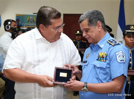 Medallas a Hombres y Mujeres de la Policía cuya disposición quedó demostrada en sus Años de Servicio al Pueblo