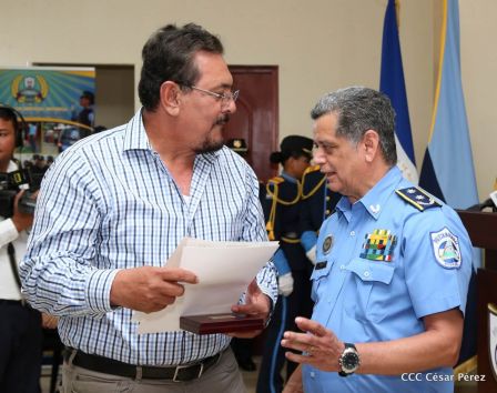 Medallas a Hombres y Mujeres de la Policía cuya disposición quedó demostrada en sus Años de Servicio al Pueblo