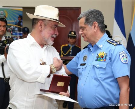 Medallas a Hombres y Mujeres de la Policía cuya disposición quedó demostrada en sus Años de Servicio al Pueblo