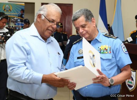 Medallas a Hombres y Mujeres de la Policía cuya disposición quedó demostrada en sus Años de Servicio al Pueblo