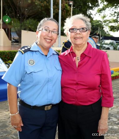 Medallas a Hombres y Mujeres de la Policía cuya disposición quedó demostrada en sus Años de Servicio al Pueblo