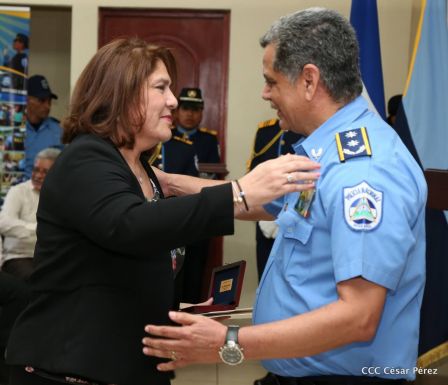 Medallas a Hombres y Mujeres de la Policía cuya disposición quedó demostrada en sus Años de Servicio al Pueblo