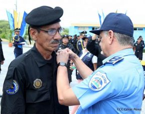 Imponen grados a miembros de la DOEP
