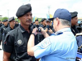 Imponen grados a miembros de la DOEP