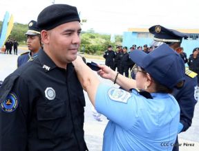 Imponen grados a miembros de la DOEP