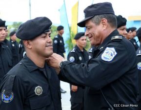 Imponen grados a miembros de la DOEP