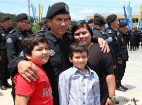 Imponen grados a miembros de la DOEP