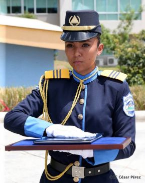 Imponen grados a miembros de la DOEP