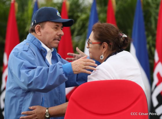 Presidente Daniel Ortega y vicepresidenta Rosario Murillo reciben la Antorcha de la Libertad y la Unidad Centroamericana