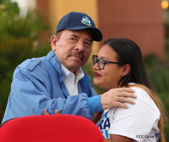 Presidente Daniel Ortega y vicepresidenta Rosario Murillo reciben la Antorcha de la Libertad y la Unidad Centroamericana