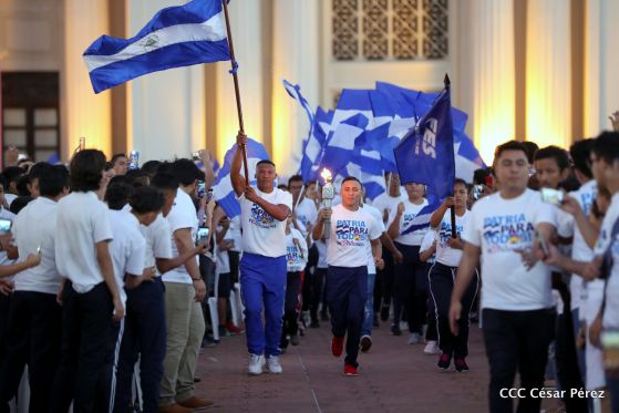 Presidente Daniel Ortega y vicepresidenta Rosario Murillo reciben la Antorcha de la Libertad y la Unidad Centroamericana