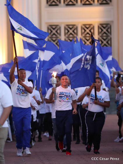 Presidente Daniel Ortega y vicepresidenta Rosario Murillo reciben la Antorcha de la Libertad y la Unidad Centroamericana