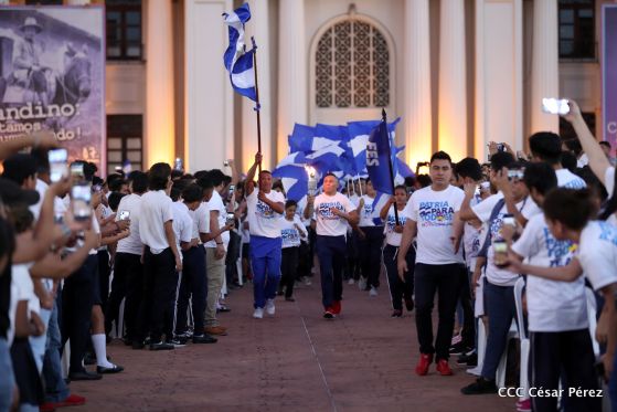 Presidente Daniel Ortega y vicepresidenta Rosario Murillo reciben la Antorcha de la Libertad y la Unidad Centroamericana