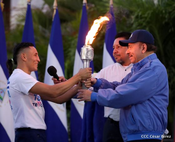 Presidente Daniel Ortega y vicepresidenta Rosario Murillo reciben la Antorcha de la Libertad y la Unidad Centroamericana
