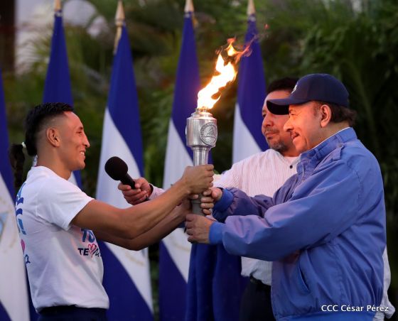Presidente Daniel Ortega y vicepresidenta Rosario Murillo reciben la Antorcha de la Libertad y la Unidad Centroamericana