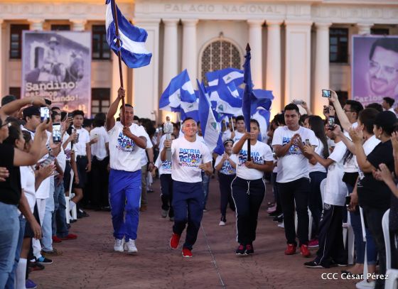 Presidente Daniel Ortega y vicepresidenta Rosario Murillo reciben la Antorcha de la Libertad y la Unidad Centroamericana
