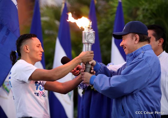 Presidente Daniel Ortega y vicepresidenta Rosario Murillo reciben la Antorcha de la Libertad y la Unidad Centroamericana