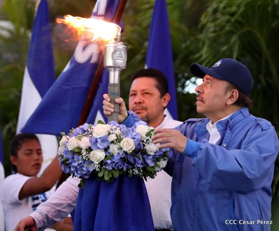Presidente Daniel Ortega y vicepresidenta Rosario Murillo reciben la Antorcha de la Libertad y la Unidad Centroamericana