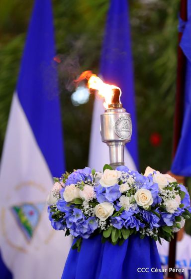 Presidente Daniel Ortega y vicepresidenta Rosario Murillo reciben la Antorcha de la Libertad y la Unidad Centroamericana