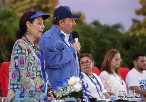 Presidente Daniel Ortega y vicepresidenta Rosario Murillo reciben la Antorcha de la Libertad y la Unidad Centroamericana