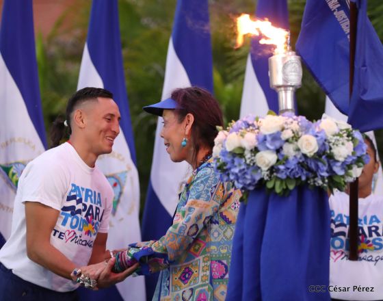Presidente Daniel Ortega y vicepresidenta Rosario Murillo reciben la Antorcha de la Libertad y la Unidad Centroamericana