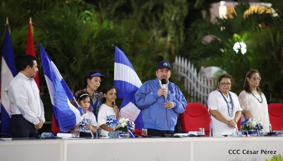 Presidente Daniel Ortega y vicepresidenta Rosario Murillo reciben la Antorcha de la Libertad y la Unidad Centroamericana